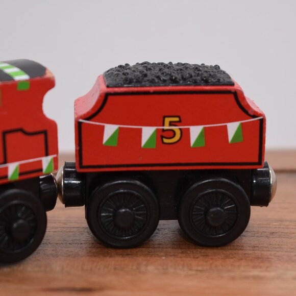 James with Team Colors - Thomas & Friends Wooden Railway Series Magnetic Trains - Picture 3 of 7